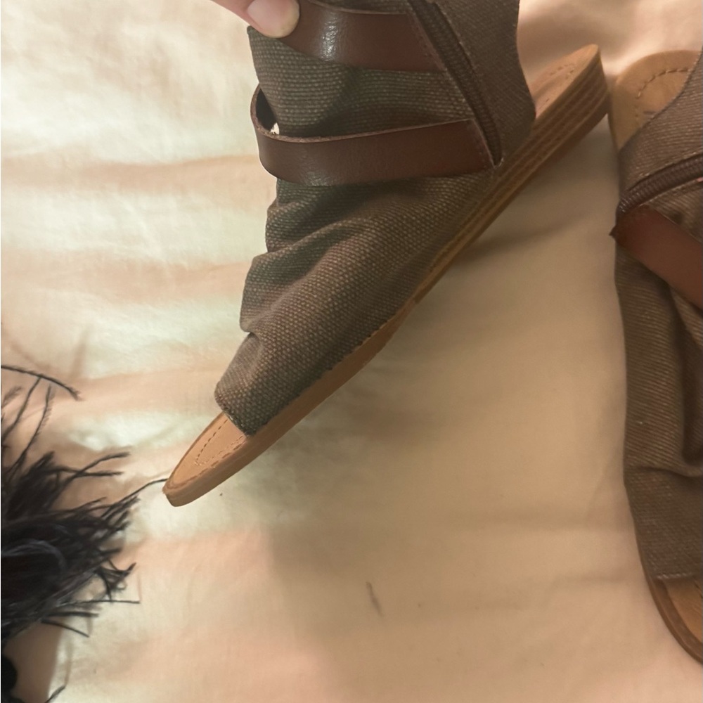 NWT Blowfish Tan and Brown Sandals - Picture 5 of 6
